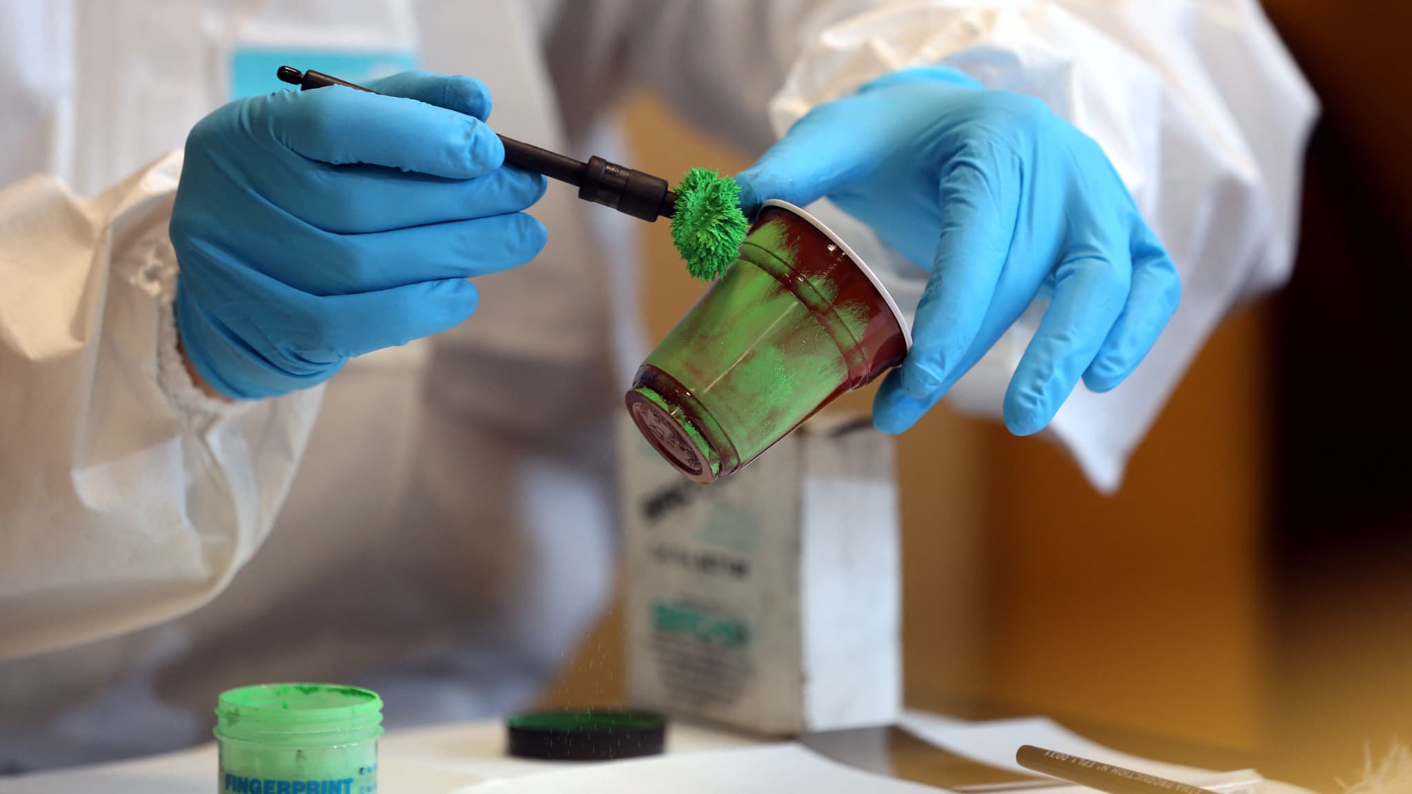 Des policiers techniques et scientifiques.