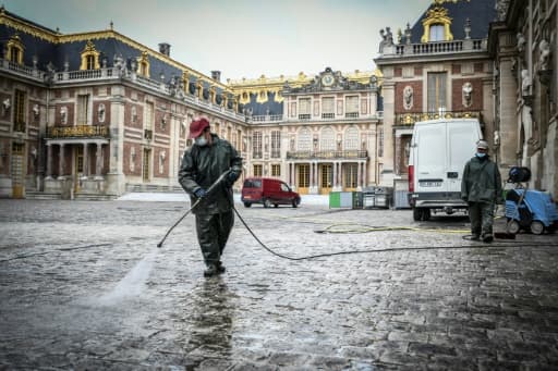 Des employés nettoient la cour d'honneur du château de Versailles le 5 juin 2020 Des employés nettoient la cour d'honneur du château de Versailles le 5 juin 2020