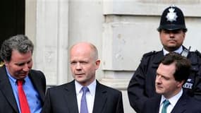 William Hague (au centre), l'un des négociateurs des Tories. Conservateurs et libéraux-démocrates britanniques évoquent des progrès dans leurs tractations pour former un gouvernement de coalition, après le scrutin législatif de jeudi qui n'a dégagé aucune