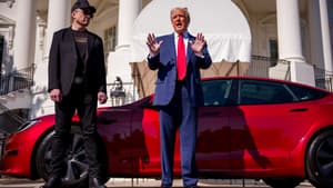 Le président américain Donald Trump, accompagné d'Elon Musk, conseiller principal de la Maison-Blanche et PDG de Tesla et SpaceX, s'exprime à côté d'une Tesla Model S sur la pelouse sud de la Maison-Blanche, le 11 mars 2025 à Washington.