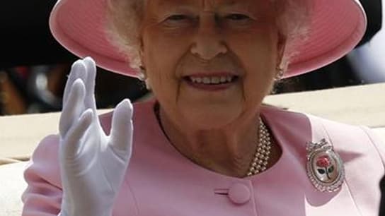 La reine Elizabeth, dont les sujets viennent de fêter en grande pompe le jubilé de diamant , a une autre bonne raison de se réjouir: ses revenus vont faire un bond de 20% pour atteindre 36 millions de livres par an. /Photo prise le 20 juin 2012/REUTERS/St