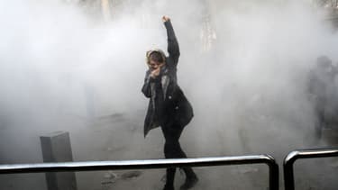 Une jeune femme manifeste devant l'université de Téhéran, en Iran, le 30 décembre 2017.