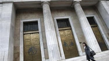 La Banque de Grèce, à Athènes. Les pays de la zone euro sont parvenus à un accord vendredi sur les modalités techniques des prêts bilatéraux qui seraient fournis à la Grèce en cas de besoin mais l'agence de notation Fitch a abaissé sa note sur la dette so
