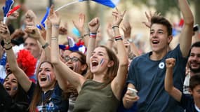 Des supporters de l'équipe de France à la fan zone de Toulouse pendant France-Islande