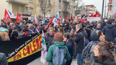 200 professeurs en manifestation devant la direction des services départementaux de l'Education nationale à Bobigny (Seine-Saint-Denis) le mardi 27 février 2024.
