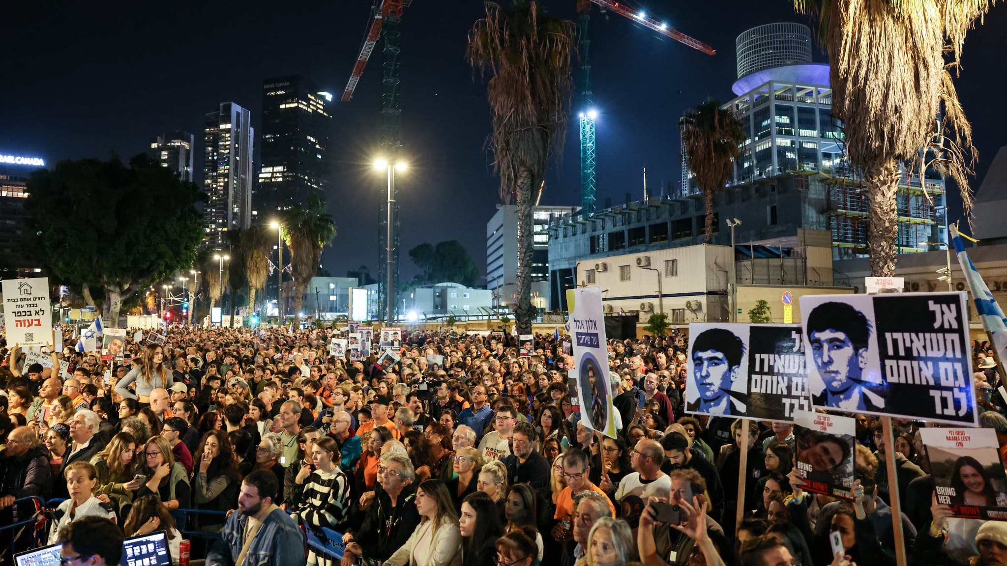 Des manifestants demandent le retour des otages du Hamas, le 2 décembre 2023 à Tel-Aviv. Des manifestants demandent le retour des otages du Hamas, le 2 décembre 2023 à Tel-Aviv.