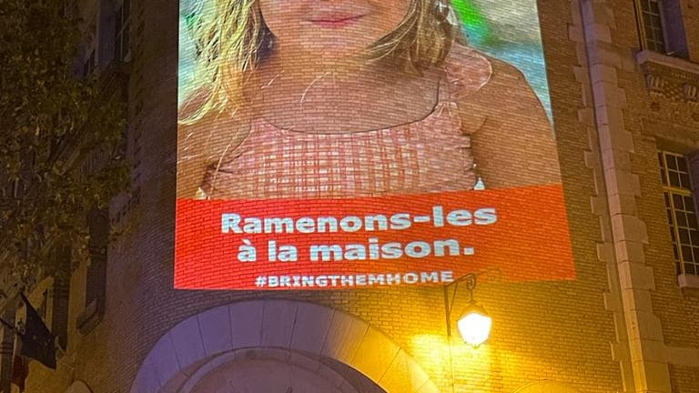 Dans la nuit du mercredi 25 au jeudi 26 octobre, les visages des otages du Hamas ont été diffusés dans les rues de Paris.