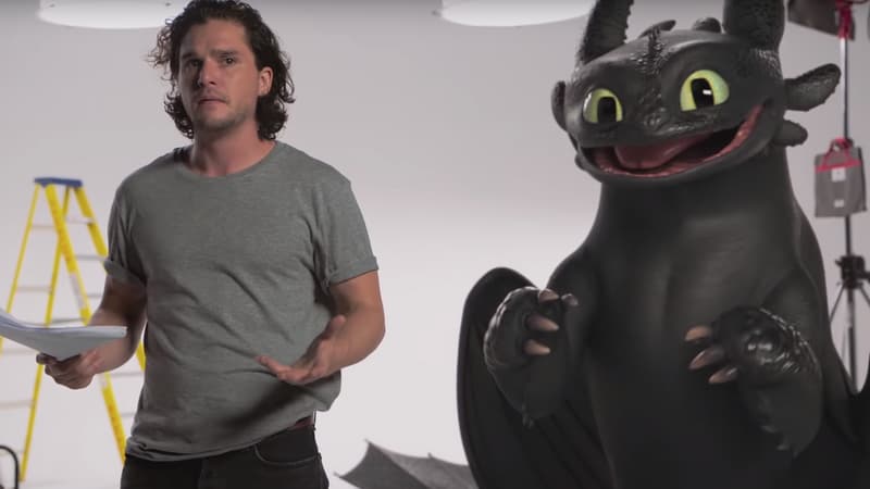 Kit Harington et Krokmou (Toothless), le personnage du dessin animé "Dragons".