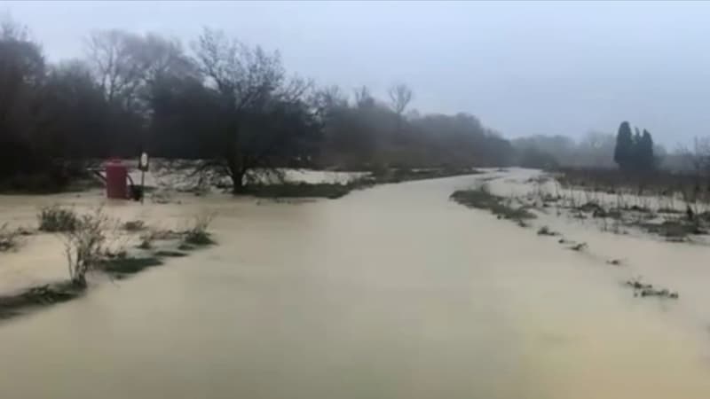 "L'eau est arrivée d'un coup": une habitante de l'Aude, prise au piège des inondations dans sa voiture, témoigne