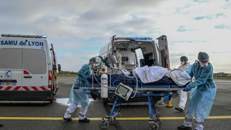 Evacuation sanitaire d'un malade du Covid sur l'aéroport de Bron, près de Lyon en France, le 16 novembre 2020
