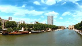 Deux péniches installées sur le bord du bassin de la Villette (image d'illustration)