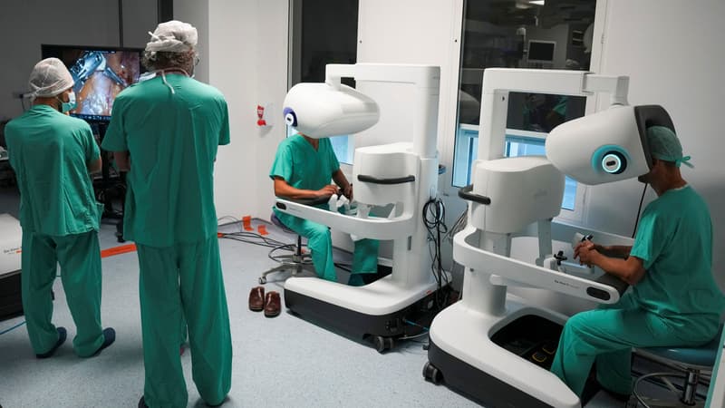 Ils veulent devenir les “chirurgiens du futur”: dans les hôpitaux de Londres, les robots chamboulent déjà la formation et la pratique, avec l'objectif d'assister 9 opérations sur 10 d’ici 2035