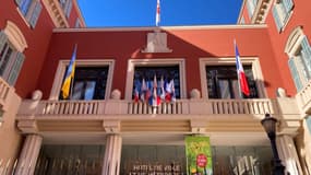La mairie de Nice a hissé ce samedi matin sur sa façade le drapeau de l'Ukraine en soutien au peuple ukrainien victime de la guerre engagée par la Russie. 