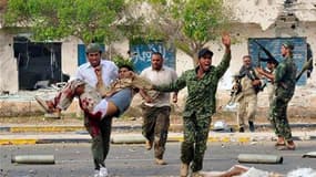 Combattants anti-Kadhafi à Syrte. Les forces du Conseil national de transition (CNT) au pouvoir en Libye ont repris mercredi leur offensive contre le dernier réduit des partisans de Mouammar Kadhafi à Syrte, après avoir dû battre en retraite la veille. /P