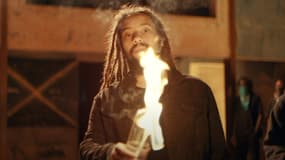 Jo Mersa Marley dans le clip de son titre "Burn it Down"