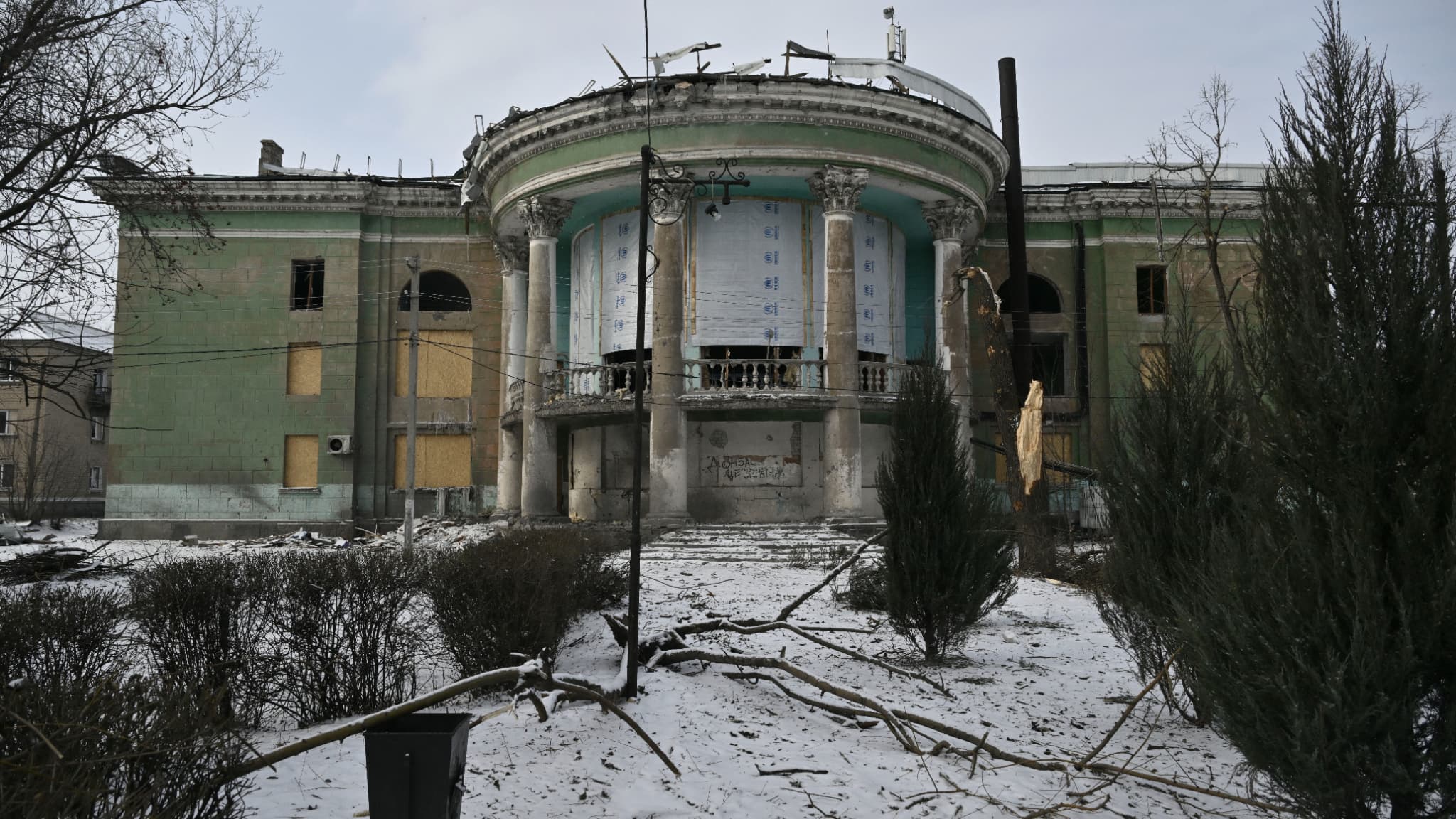 Une maison de la culture endommagée à la suite d'une attaque récente dans la ville de Bilytske, près de Pokrovsk dans la région de Donetsk (Ukraine), le 24 février 2025. (Photo d'illustration)