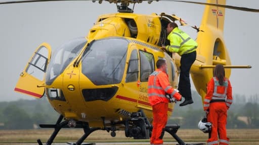 Le prince William, duc de Cambridge, qui a pris ses nouvelles fonctions de pilote d'hélicoptère-ambulance, à l'aéroport de Cambridge le 13 juillet 2015 Le prince William, duc de Cambridge, qui a pris ses nouvelles fonctions de pilote d'hélicoptère-ambulance, à l'aéroport de Cambridge le 13 juillet 2015