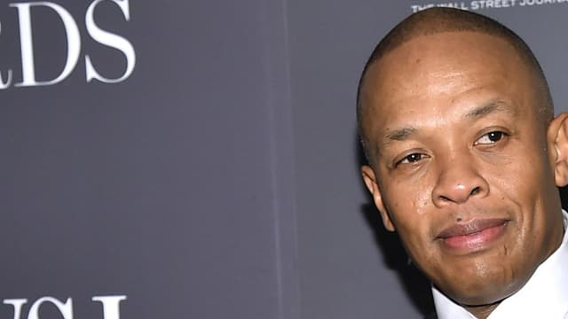 Le rappeur et producteur Dr Dre lors de la cérémonie des WSJ. Magazine 2014 Innovator Awards, à New York, en 2014. 