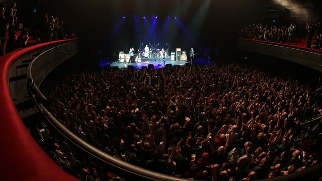 Les Eagles of Death Metal, en concert au Bataclan, le 13 novembre 2015, quelques minutes avant l'arrivée des terroristes, qui feront 90 victimes.