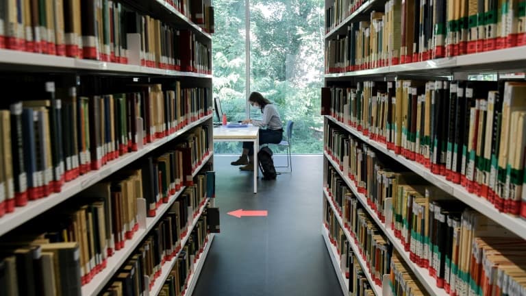 Dans la bibliothèque de l'université Paris-Saclay, dans l'Essonne, le 17 septembre 2021 (photo d'illustration)