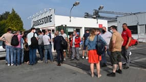 Des salariés devant l'usine Brigestone de Béthune le 16 septembre, alors que la fermeture du site a été annoncée.