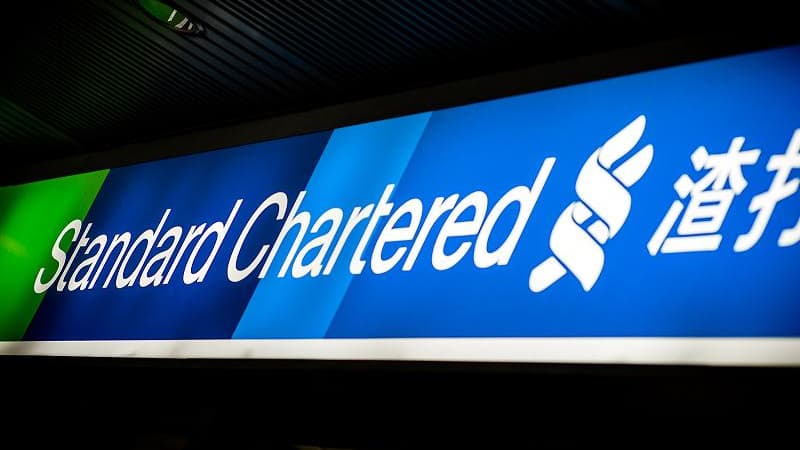 Le directeur général de Standard Chartered dénonce une atteinte à la réputation de sa banque.