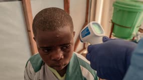 Un patient prend sa température au centre de traitement Mpox de l'hôpital général de référence de Nyiragongo, au nord de Goma, le 17 août 2024.