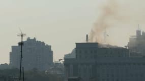 De la fumée sortant d'un bâtiment avec des bombardements russes à Kiev, dans la nuit du 6 au 7 septembre 2025