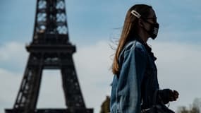 Une femme portant un masque à Paris le 7 avril 2020.