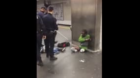 Dans la vidéo postée sur Facebook, François Bayga apparaît assis par terre, en sous-vêtements, ses prothèses et béquilles posées à côté de lui.