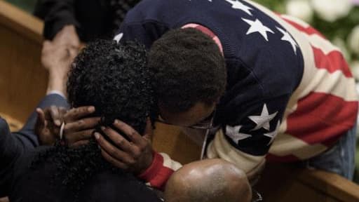 Gloria Darden, la mère de Freddy Gray, est prise dans les bras, le 27 avril 2015, d'un assistant aux funérailles de son fils, décédé après son arrestation à Baltimore, dans le Maryland