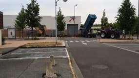 Des agriculteurs déversent du fumier devant l'entrepôt d'un l'Intermarché à Evreux - Témoins BFMTV