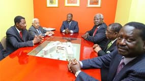 Alassane Ouattara (au centre) recevant (de gauche à droite) les présidents du Bénin Boni Yayi, du Cap Vert Pedro Pires, de Sierra Leone Ernest Bai Koroma, un diplomate et le Premie rministre du Kenya Raila Odinga, à l'Hôtel du Golf à Abidjan. Les médiateu