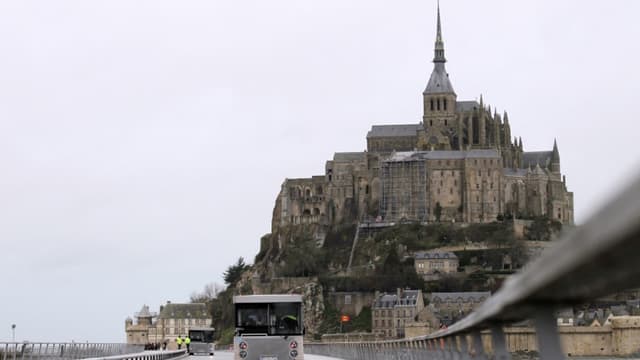 Déficitaires, pas assez fréquentes et polluantes, les navettes qui conduisent depuis 2012 les touristes de la côte au pied de l'abbaye demeurent le principal défi à relever au Mont-Saint-Michel.