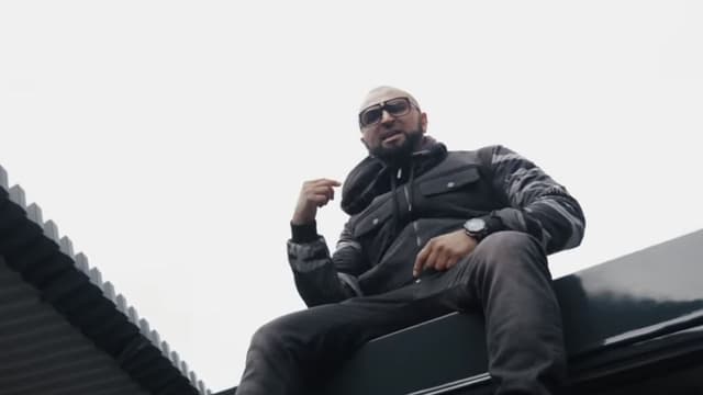Le rappeur Samat dans l'un de ses derniers clips