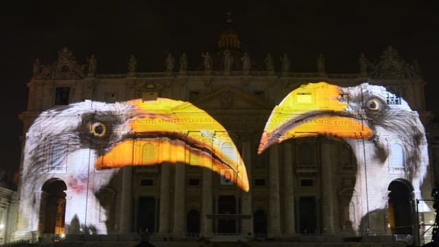 La façade de la basilique Saint-Pierre de Rome a été recouverte de clichés animés de grands photographes.