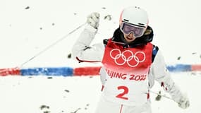 La joie de la Française Perrine Laffont, qualifiée pour la finale de ski de bosses aux Jeux olympiques de Pékin, le 3 février 2022 à Zhangjiakou