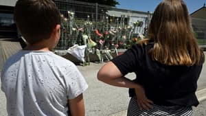 Des élèves se recueillent devant les fleurs déposées au collège Françoise Dolto à Nogent, au lendemain du meurtre d'une surveillante, le 11 juin 2025 en Haute-Marne