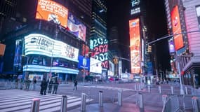 Des policiers sur la place vide de Times Square, à New York, le 31 décembre 2020