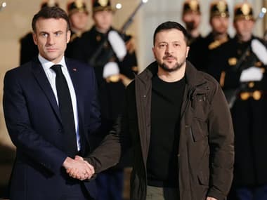 Emmanuel Macron serre la main du président ukrainien Volodymyr Zelensky à son arrivée à l'Elysée à Paris le 16 février 2024.