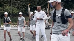 Thierry Henry avec la flamme olympique 