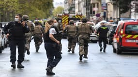 Attaque à Paris: "J'ai ouverte la fenêtre et j'ai vu une femme ensanglantée" raconte un témoin