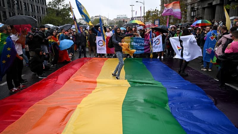 Belgrade: des milliers de militants LGBTQ+ défilent malgré l'interdiction des autorités
