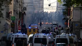 Des manifestants et des forces de l'ordre lors d'émeutes à Marseille le 30 juin 2023.