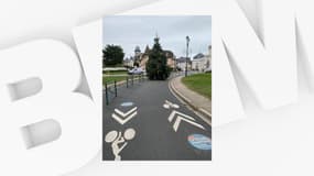 Un sapin a été installé en pleine piste cyclable à Cabourg, dans le Calvados.