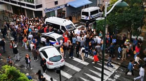 Les élèves du lycée Maintenon en cours d'évacuation après des menaces d'intrusion à Hyères (Var) le jeudi 19 octobre 2023.