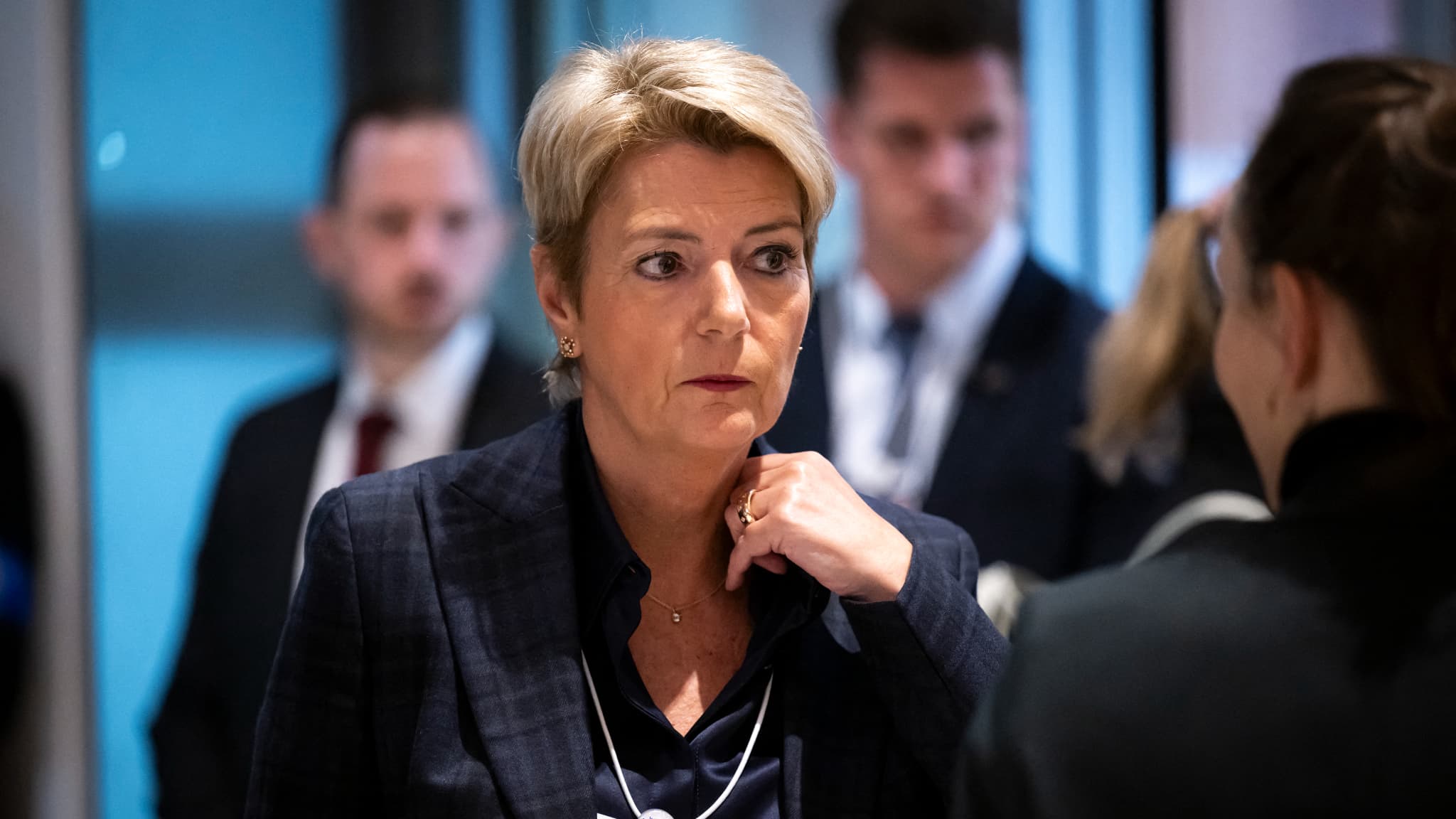 "Nous devons en tirer les leçons qui s'imposent": trois ans après l'effondrement de Credit Suisse, le gouvernement helvétique veut durcir les règles pour les bonus des banquiers