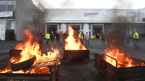 Les salariés de Brandt, juste avant que la justice prononce la liquidation judiciaire du groupe le 11 décembre 2025.