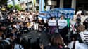 Des activistes manifestent devant le tribunal de Tokyo après l'acquittement des trois responsables de Tepco