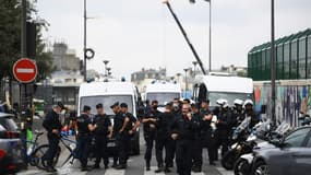 Des policiers évacuent les usagers du crack des jardins d'Eole, le 24 septembre 2021 à Paris